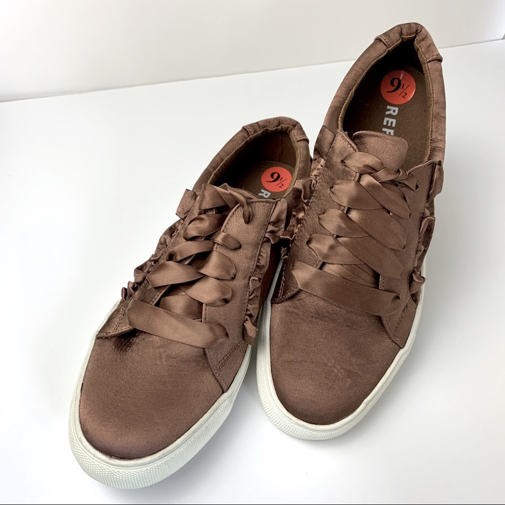 REPORT Anja Ruffle Sneaker Satin in Rose